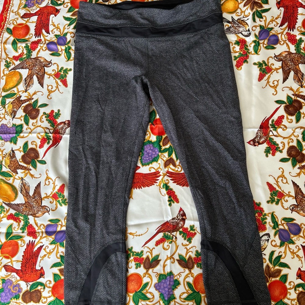 LULULEMON LEGGINGS WOMENS 8 GREY
HERRINGBONE RUN INSPIRE CROPPED PULL ON PANTS